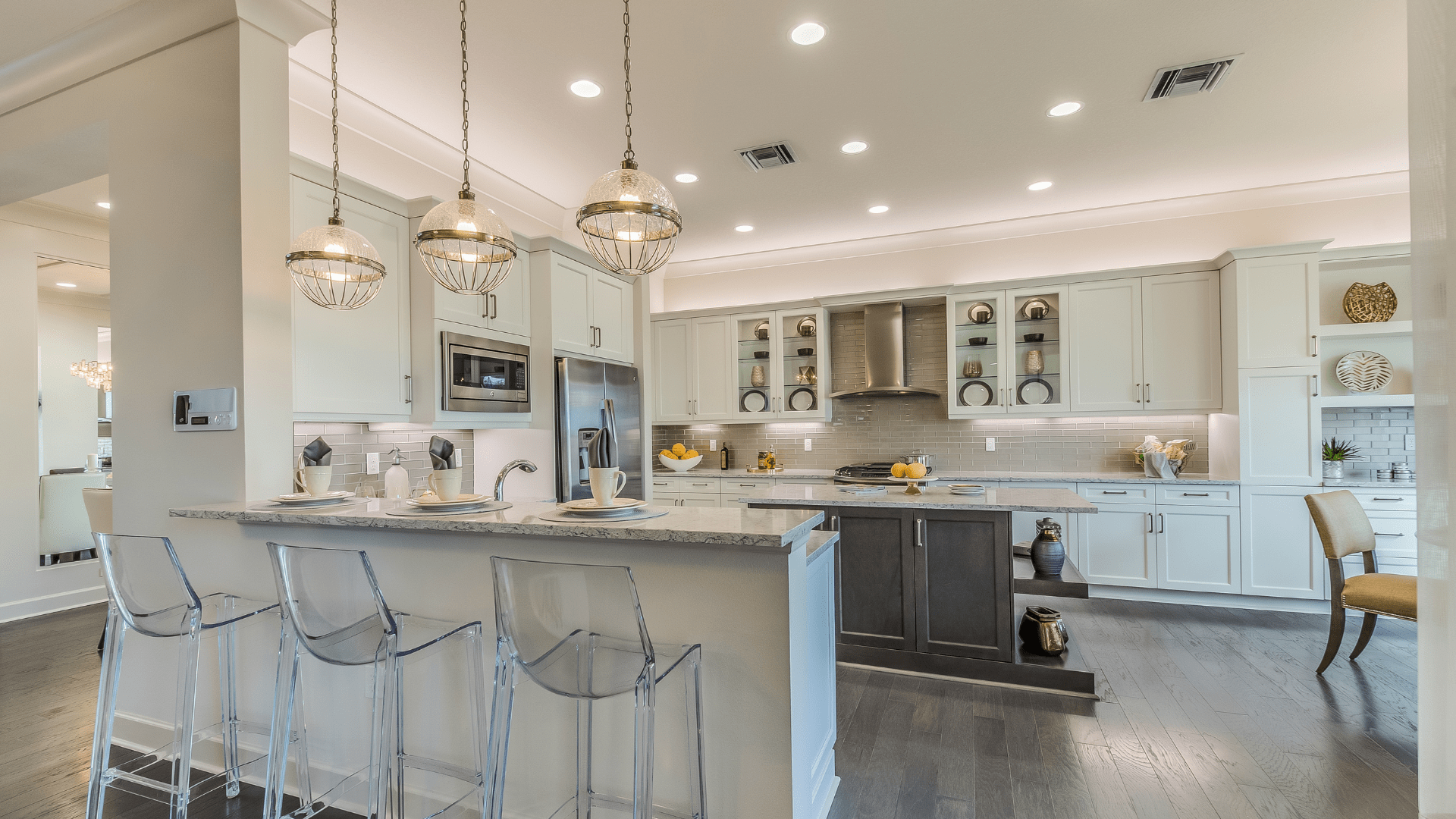 Kitchen cabinet store accent lighting